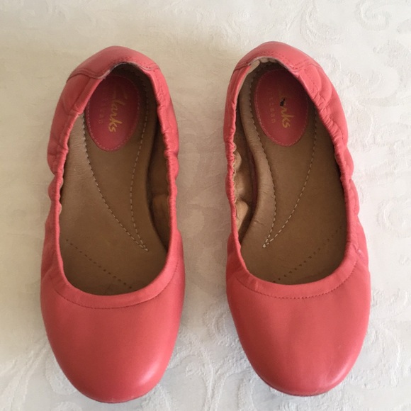 clarks flats red